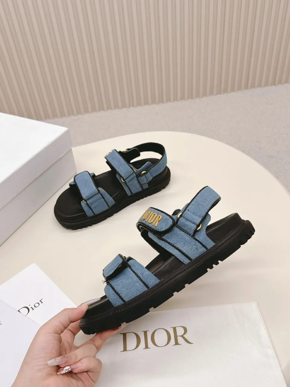 👟👟Ex-factory price 480👟👟 DIOR classic sandals mixed sheepskin DiorAct sandals are fashionable. Paired with an insole that fits the shape of your foot, it's made of exceptionally lightweight and comfortable leather. The upper straps are fastened with Velcro and are decorated with a gold-finish metal "Dior" logo, which complements the style design. These sandals add a modern edge to any look. Fabric: Imported mixed sheepskin Lining: Imported sheepskin Outsole: Original TPU outsole Code number: 35-42 (41 42 customized, non-refundable)